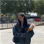 Estudiante de universidad imparte clases para niños de primaria y secundaria
